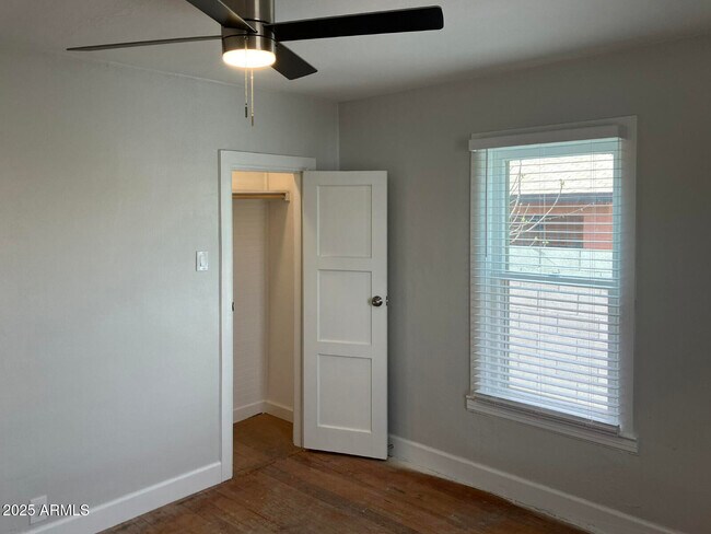 Building Photo - 423 E Crescent Ave