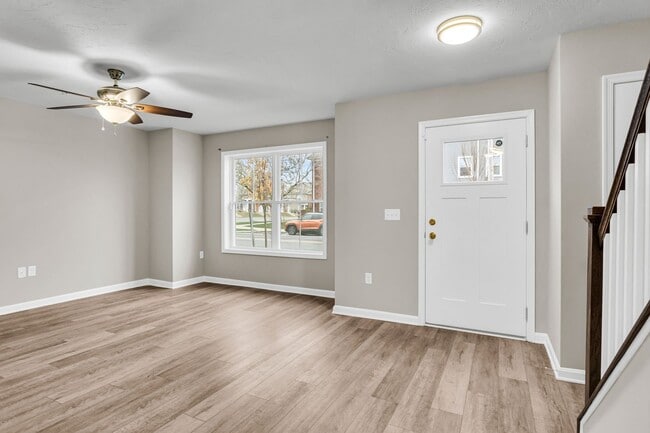 Building Photo - Beautiful 3 bedroom, 2.5 bath townhouse available!