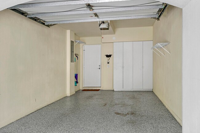 Building Photo - 16100 W Bay Dr