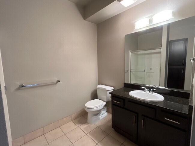 Building Photo - 2 BEDROOM, 2 BATH GREAT LOCATION