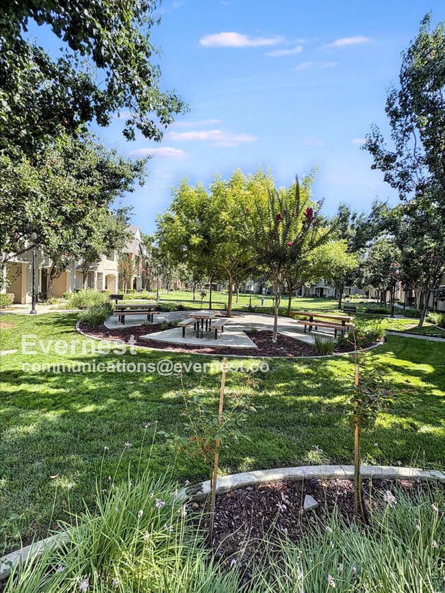 Building Photo - 1079 Westbury Dr