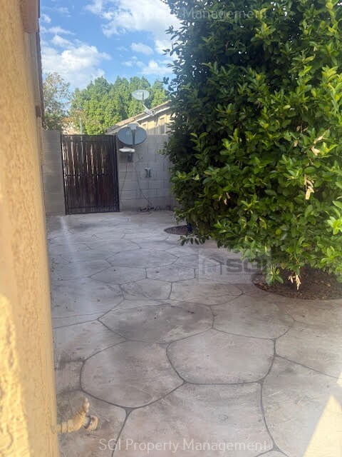 Building Photo - 5313 E Hilton Ave