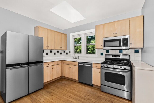 Building Photo - 7457 N Maplewood Ave