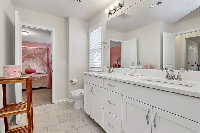 Building Photo - 17022 Carolina Pine Row