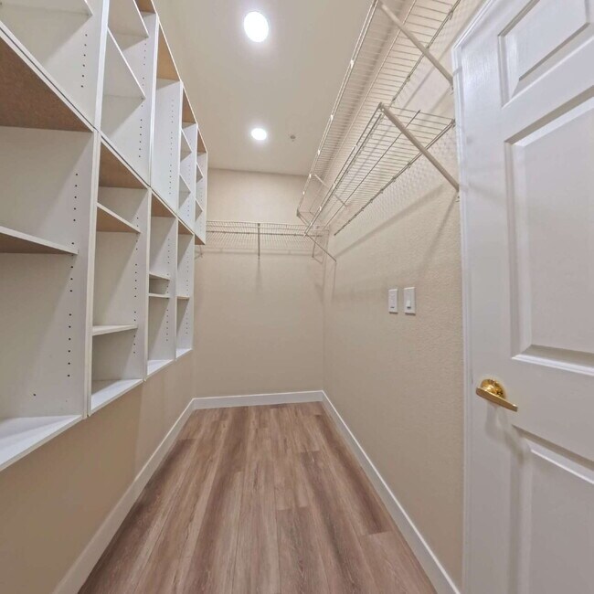 Building Photo - Resort-Style Living Year-Round Updated 1-Bed, 1-Bath Condo!