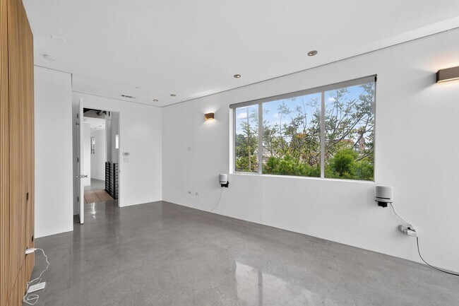 Building Photo - Discover this striking 3 bedroom apartment for rent in Venice, offering 4 bathrooms, contemporary...