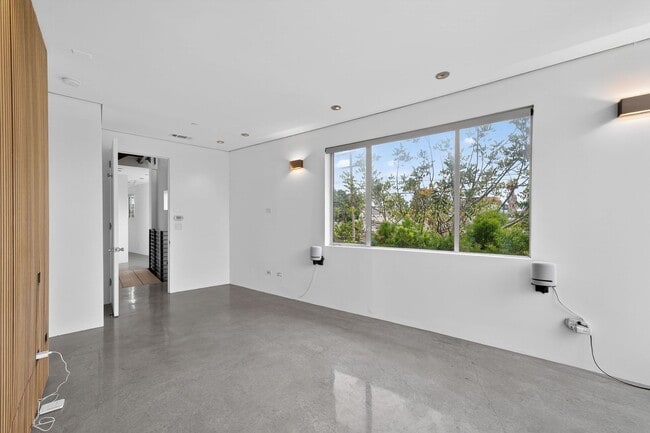 Building Photo - Modern and Custom 3 Bed + 4 Bath Venice Home with Rooftop Views!