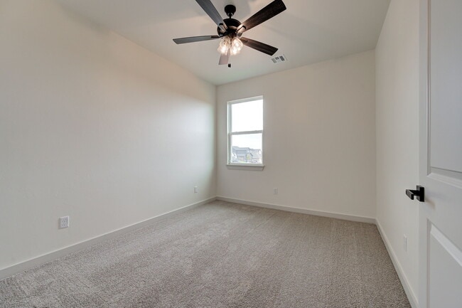 Building Photo - 6024 Kinnick Dr