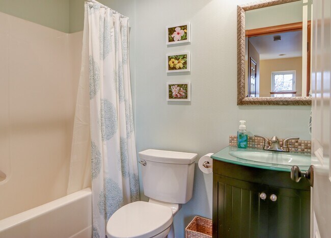 Building Photo - in town Kingston 3 bedroom townhome now available