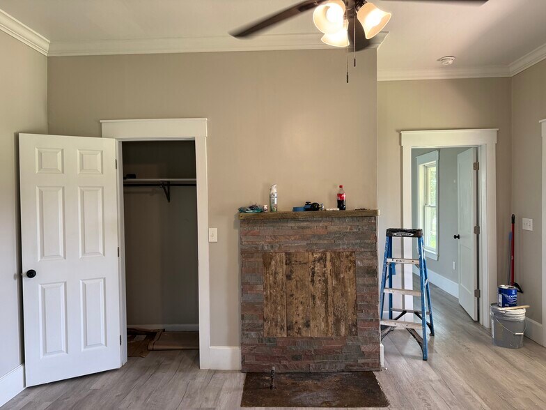 Living room - 713 N Chamberlain Ave