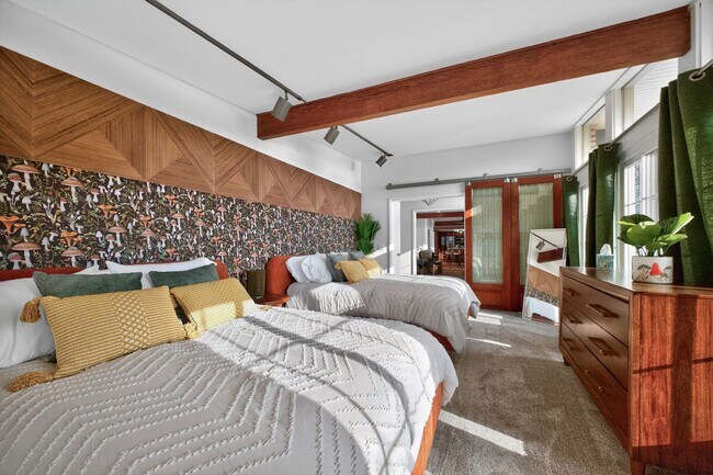 Building Photo - 5BR Retreat w/ Private Indoor Pool In Greensburg