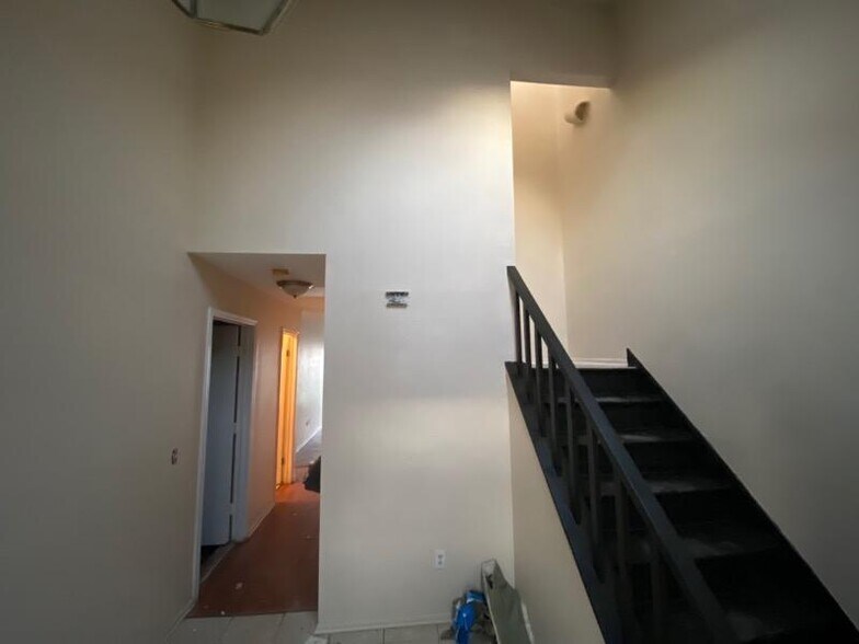 Building Photo - 14 Tarragon Dr
