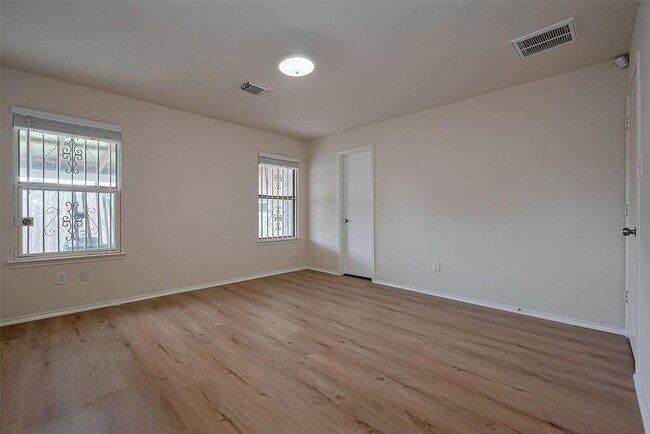 Building Photo - 8435 Westknoll Ln