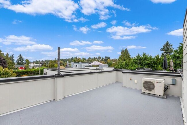 Building Photo - West Seattle Townhome with Air Conditionin...
