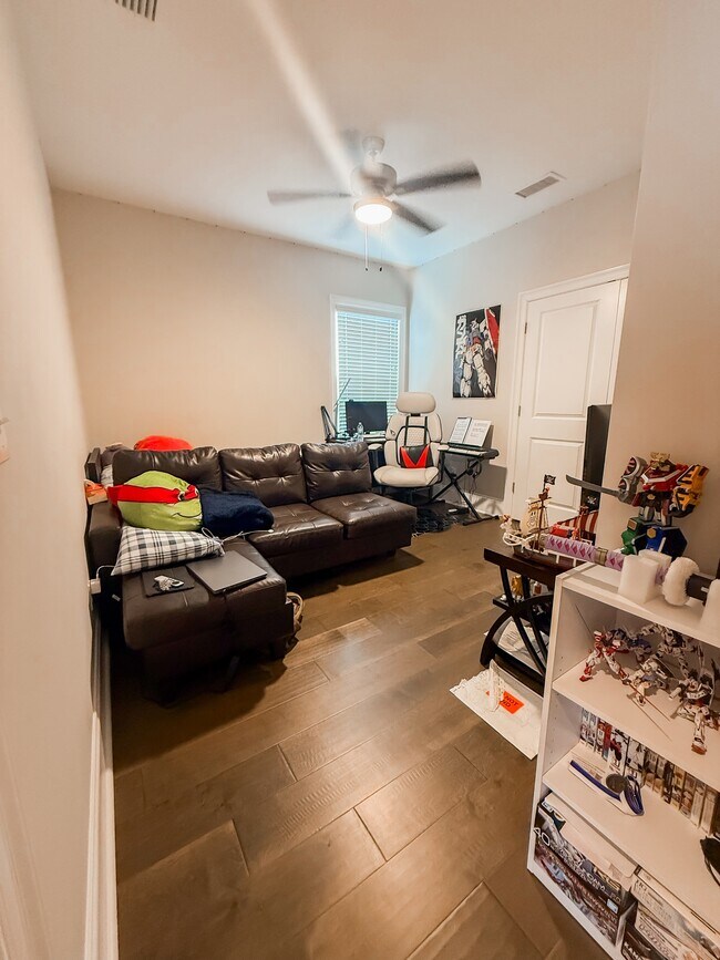 Building Photo - 5742 Vlg Rdg Ln