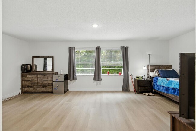 Building Photo - Spacious 4-Bedroom Home in Wildwood – Rece...