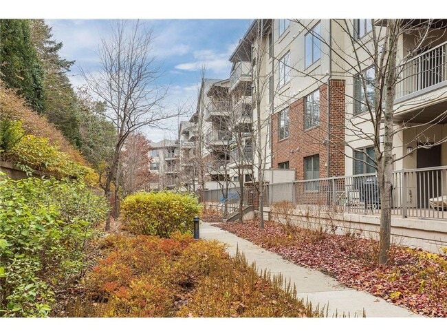 Building Photo - 5250 Grandview Square