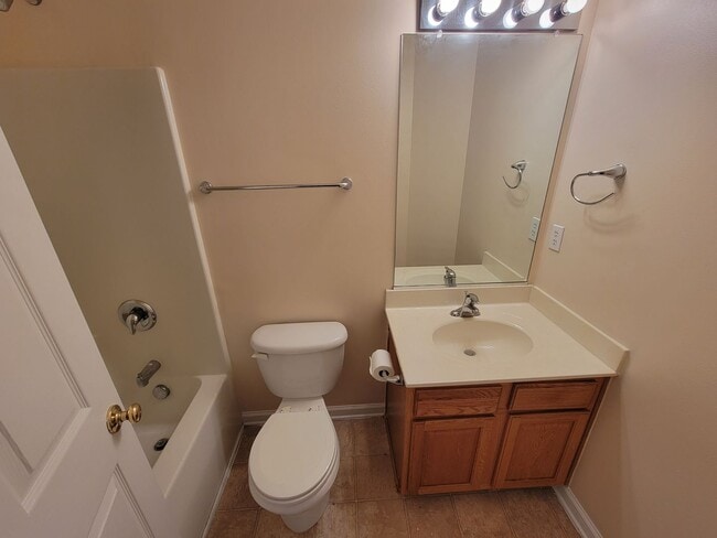 Building Photo - 142 Queensberry Ct