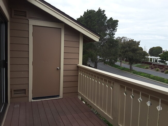 Building Photo - Newly Remodeled Condo Unit - Pet Friendly