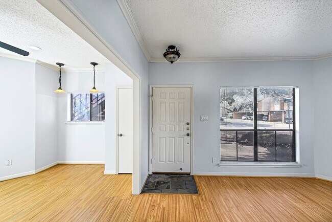 Building Photo - 10137 Waterstone Dr