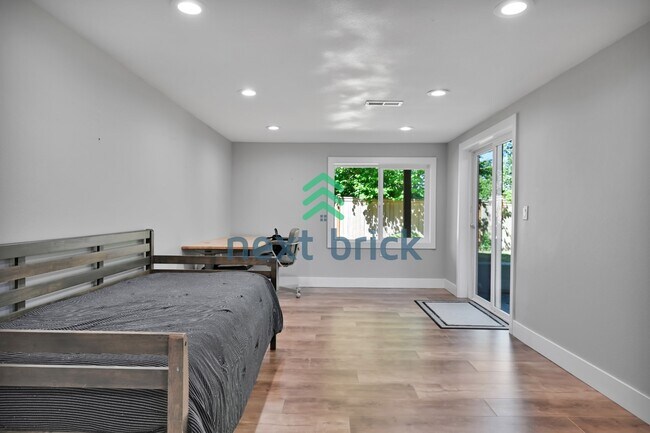 Building Photo - "Spacious 4-Bedroom Retreat with 3 Baths in the Heart of Kirkland – 2,480 Sq. Ft. of Pure Comfort!"