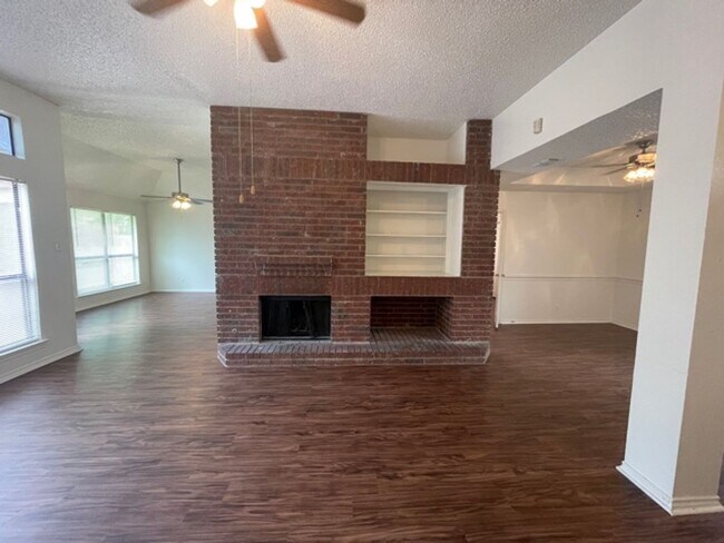 Building Photo - Nice 1 Story Home in Grand Prairie in Dall...