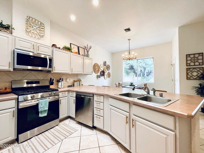 Building Photo - 12683 N Sleeping Coyote Dr