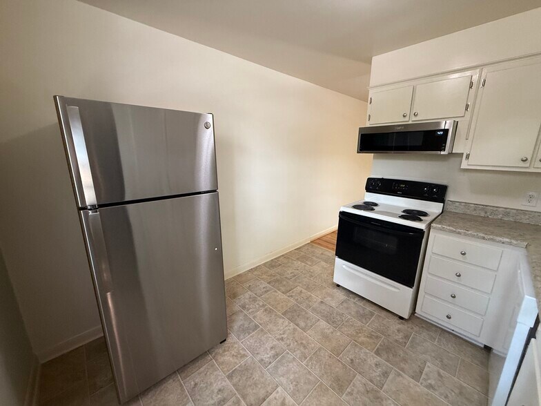 Building Photo - 425 S Church St