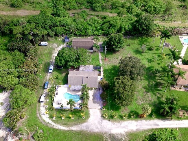 Building Photo - 10646 Barn Rd