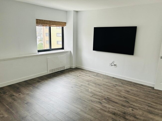 Building Photo - 300 Lynn Shore Dr