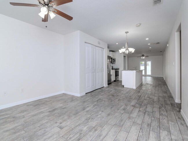 Building Photo - Charming 3-Bedroom, 2-Bathroom Home in South Tampa – Perfect Location!