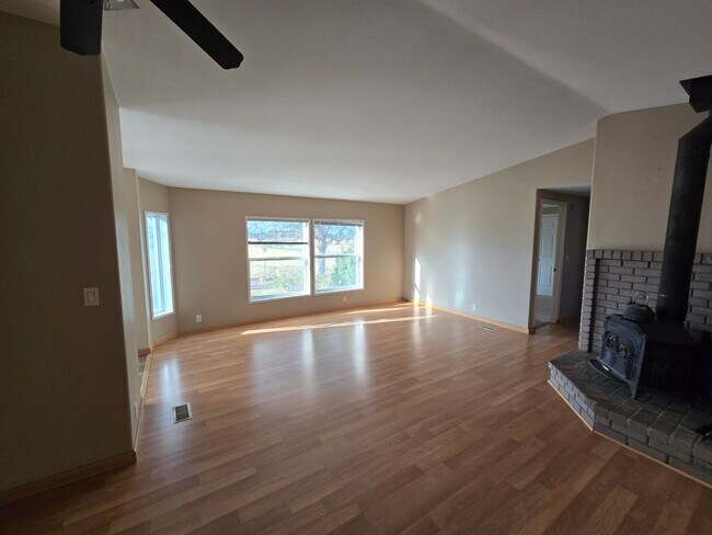 Building Photo - Beautiful Country Home, Powell Butte