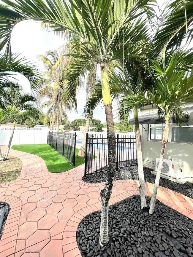 Building Photo - 1929 Dewey St