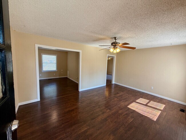 Building Photo - 2021 Westchester Dr