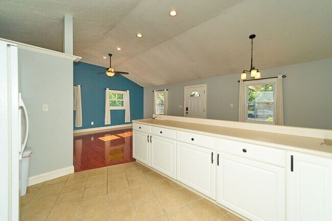 Building Photo - Charming 2 Bed Bungalow in Great SoBro Location!