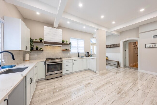 Building Photo - 139 W 4th Ave