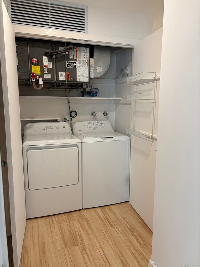 Building Photo - 457 Heritage Vlg