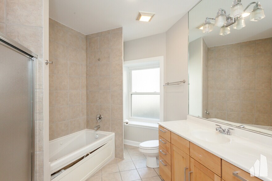 Building Photo - 845 W Lawrence Ave