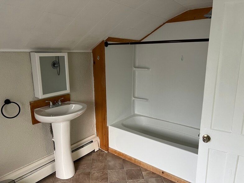 Building Photo - 420 William St