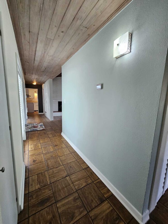 Building Photo - Charming 3-Bedroom Retreat with Spacious 1...