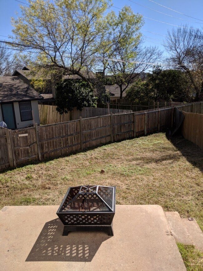 Building Photo - 1903 Townesouth Circle