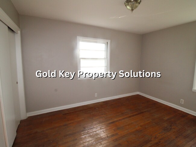 Building Photo - 3 BR 1 BA House with Garage Across from Pu...