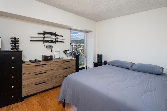 Building Photo - Keoni Ana in Waikiki - 2 Bedroom 1.5 Bath and 2 Parking Stalls!