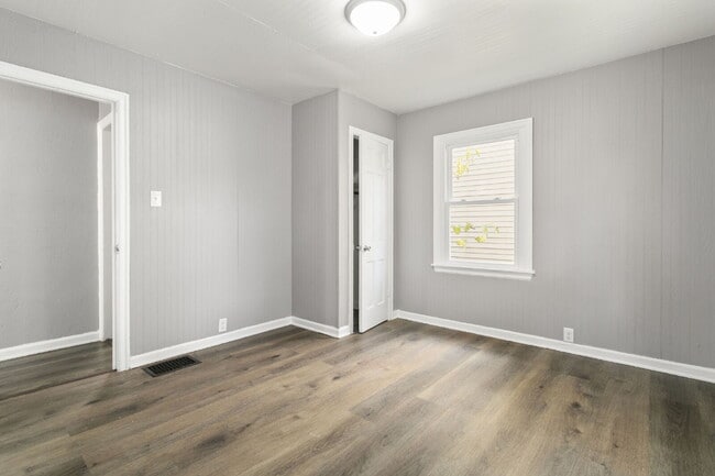 Building Photo - This updated 4-bedroom, 1-bath home is rea...