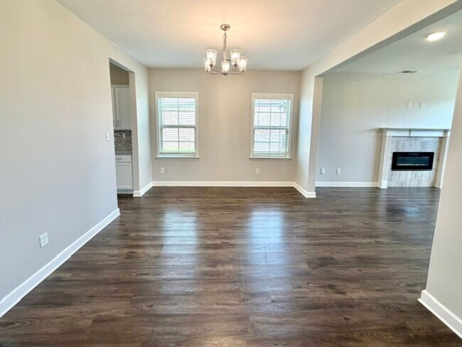 Building Photo - 370 Azalea Dr