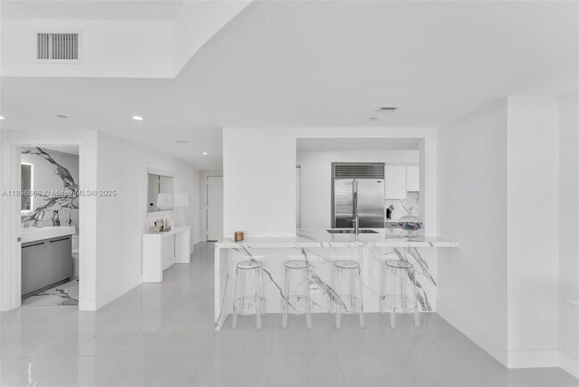 Building Photo - 1331 Brickell Bay Dr