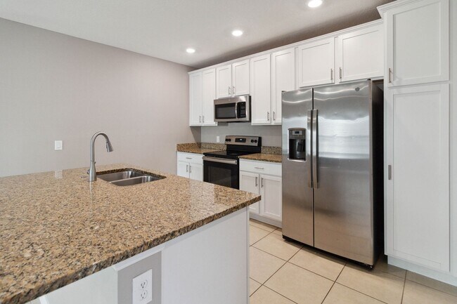 Building Photo - Like New 4/3 Townhome in Gated Community W/ Community Pool