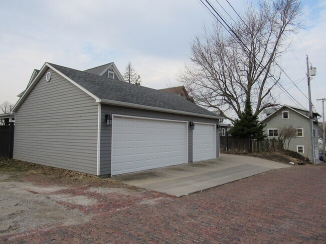 Building Photo - 2322 E 11th St