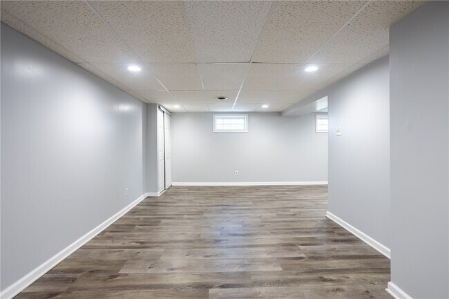 Building Photo - 4464 Mohegan Dr