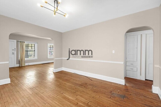 Building Photo - 1695 Glenmont Lower